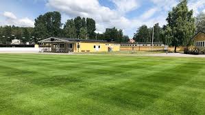 Fotbollsplan eller fotbollsplan på grönt gräs mönster textur isolerad på vit bakgrund med urklippsbana. Fotbollsplaner Danderyds Kommun