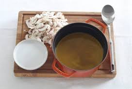 Soupe Thaie De Crevettes Au Lait De Coco Gingembre Et Citron Vert Par Staub Recette Soupe Thai Recettes De Cuisine Soupe Lait De Coco