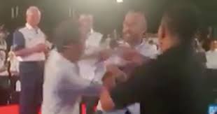 Sambil tersenyum memandang teo dan mat over yang duduk di barisan hadapan di dewan agong tuanku canselor (datc) universiti teknologi mara (uitm), perdana menteri berkata: Video Sekitar Kejadian David Teo Ditampar Mat Over Ketika Sesi Dialog Tn50 Di Seri Perdana Putrajaya Tigapara
