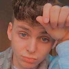 Louie Mills's Instagram, Twitter & Facebook