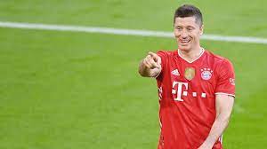 Trafienie w meczu przeciwko sc augsburg, pozwoliło mu pobić rekord liczby goli strzelonych w jednym sezonie niemieckiej ekstraklasy. Tor Rekord In Der Bundesliga Historischer Robert Lewandowski Ubertrifft Gerd Muller