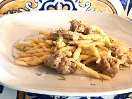 Trofie al sugo con misto di funghi e salsiccia. Pasta Funghi E Salsiccia Tenuta Iemolo