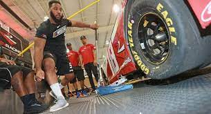 Nascar pit crew member salary. College Athletes Join Drive For Diversity Pit Crew Program Nascar Com