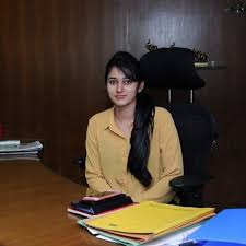 She joined the army medical team as an officer in the army. Justice Smoking Skills A Twitter On One Side There Is Daughter Of Bjp Minister Ramesh Pokhriyal Shreyasi Pokhriyal Who Is Proudly Serving Army Then Comes Daughter Of Congressi Dk Sivakumar Aishwarya Who