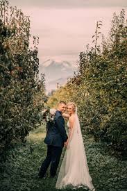 The Orchard Hood River Oregon Wedding Photography In 2020 Oregon Wedding Wedding Venues Oregon Orchard Wedding