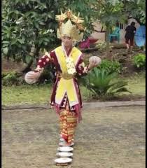 / tari lilin adalah sebuah tarian yang dipersembahkan oleh sekelompok penari yang membawa lilin dengan diiringi sekelompok musisi. Tari Lilin Berasal Di Daerah Mana