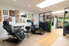 Best coloured, black & grey, geometrick, blackwork, whipshading, watercolor, realistic, traditional and old skchool, neotraditional and new school tattoos. Best London Tattoo Studios Cn Traveller