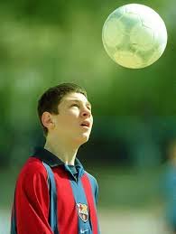 🔴🔵 🐐𝐀SI 𝐈𝐍𝐈𝐂𝐈Ó 𝐓𝐎𝐃𝐎🐐🔴🔵 -Un sueño hecho realidad 🥰 ✓ Un día  como hoy, pero del año 2000, Lionel Messi llegaba a Barcelona junto a su  padre Jorge, para probarse en el