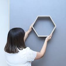 Dengan desain yang disesuaikan dengan model rumah, serta pemasangan yang tidak berlebihan, hiasan dinding eksterior rumah dengan bahan batu alam dapat menjadi konsep. Trik Memasang Rak Dinding Minimalis Tanpa Perlu Dibor