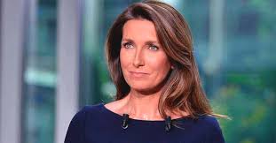 La journaliste ne soufflera certainement pas seule ses bougies puisque cela fait cinq ans qu'elle file le parfait amour avec nicolas vix, le père de sa fille amalya, née en 2015. Anne Claire Coudray Son Compagnon Nicolas Refuse De La Regarder Dans Le Jt De Tf1