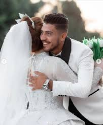 «هدف محمد شريف الأول جاء من لمسة يد واضحة عليه، والإعادة أظهرت ذلك بشكل. Ù‡Ù† Ø¨Ø¹Ø¯ Ø¥Ø­Ø±Ø§Ø²Ù‡ Ù‡Ø¯ÙÙŠ Ø§Ù„Ø£Ù‡Ù„ÙŠ Ù„Ù‚Ø·Ø§Øª Ø¬Ù…Ø¹Øª Ù…Ø­Ù…Ø¯ Ø´Ø±ÙŠÙ Ù…Ø¹ Ø£Ø³Ø±ØªÙ‡ Ø­ÙŠØ§ØªÙŠ ØµÙˆØ±