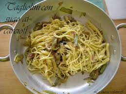Individual pieces of tagliatelle are long, flat ribbons that are similar in shape to fettuccine and are typically about 6.5 to 10 mm (0.26 to 0.39 in) wide. Tagliolini All Uovo Con Sugo Ai Carciofi La Cuoca Eclettica