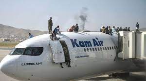 Imágenes sensibles #afganistan, un pueblo desesperado, cientos están tratando de huir de los talibanes. J1onxtmdap0qbm