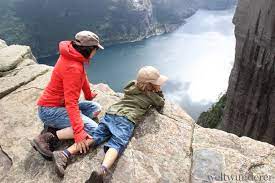 Die gebirgsrettung ist aber immer einsatzfähig falls etwas passieren sollte. Preikestolen Pulpit Rock 600 Meter Geradeaus Nach Unten Weltwunderer