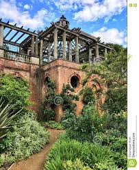 Hinterhof garten ideen garten spielplatz märchen garten garten terrasse haus und garten wasser im garten landschaftsbau ideen. Hugel Garten Und Pergola In Hampstead Heide Stockbild Bild Von Villa Vegetation 81291935