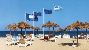 Ποτάμια, χείμαρροι, ρυάκια έχουν μεταφέρει τόνους ξύλων, σκουπιδιών και άλλων φερτών υλικών, μετατρέποντας, ουσιαστικά, τις παραλίες σε «κρανίου τόπο». Xania Galazia Shmaia Sthn Paralia Twn Ag Apostolwn The President