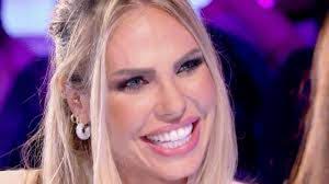 L'ex calciatore aveva febbre alta , mal di gola Ilary Blasi Declares Santa Claus Exists And Shows The Gift Of 5 500 Euros Ruetir