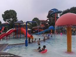 Tempat satu ini menjadi wahana permainan air yang cukup populer di tangerang karena kerap menawarkan promo tiket dengan harga murah dan wahana yang disediakan cukup lengkap. Fun Park Bekasi Timur Regensi Goers