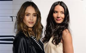 Edit katniss è descritta con lunghi capelli neri lisci (che solitamente tiene raccolti in una treccia), pelle olivastra e occhi azzurri tendenti al grigio. Colore Di Capelli Quale Scegliere Per La Carnagione Olivastra Vogue Italia