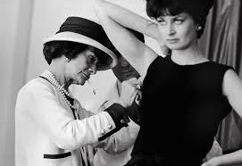 Une petite fille du centre de la france, placée dans un orphelinat avec sa soeur, et qui attend en vain tous les dimanches que son père vienne les chercher.une chanteuse de beuglan. Coco Chanel Upside Down Frown