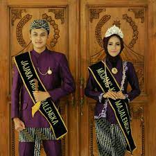 Agar anda tidak bingung membedakan pakaian adat sunda. Pin Di Mojang Jajaka Kabupaten Majalengka Di Ajang Pemilihan Mojang Jajaka Provinsi Jawa Barat