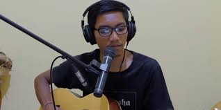 Lagu mariam tomong dinyanyikan dengan nada dsar c = do, sehingga memiliki tangga nada mayor. Lirik Lagu Anak Mariam Tomong Dari Tapanuli Ciptaan Guru Nahum Situmorang