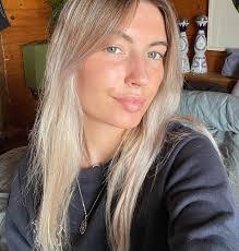 Holly Dare's Instagram, Twitter & Facebook