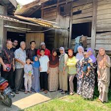 Pengasas produk d'herbs terlajak laris menjelaskan dia sudah menderma berpuluh ribu ringgit namun enggan menghebahkan perkara itu kepada orang ramai. Agih Zakat Rm1 2 Juta Kepada Orang Susah Dato Aliff Syukri Dipuji Ramai Kisah Dunia