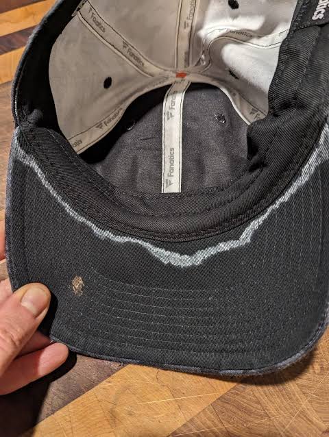 Accessoire indispensable de l'été, la casquette absorbe sueur, sébum et  saletés.