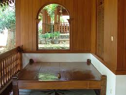 Ciri khas rumah ini mempunyai serambi yang cukup luas dan berfungsi sebagai ruang motif ini biasanya diterapkan pada lubang angin, kusen, daun pintu, jendela, tiang, dinding di ruang depan. Umaniora