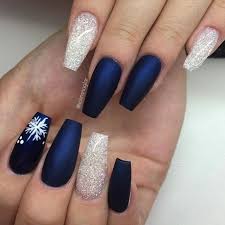 If you've served the navy or you want to serve the navy, this nail art would look fab on you. The Art Of The Nails Of The Marina And The Golden