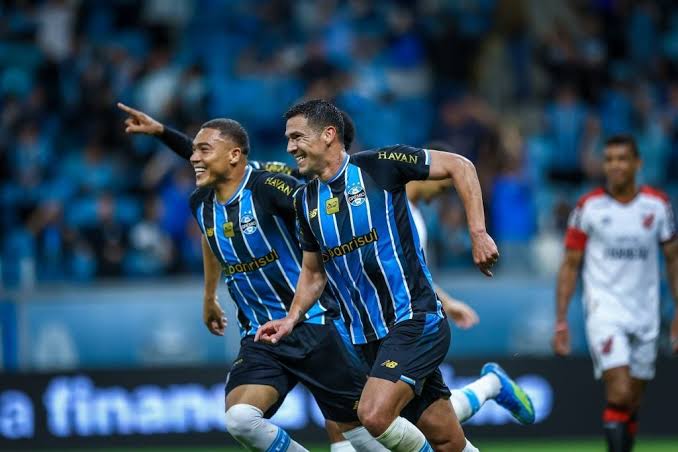 Gr&ecirc;mio vence o Athletico e deixa o Z4 do Brasileir&atilde;o