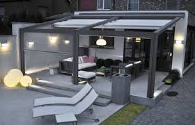 Pergola Aus Metall 40 Inspirierende Beispiele Und Ideen Pergola Metall Terrassenuberdachung Sichtschutz Winterg Pergola Design Pergola Uberdachung Terrasse