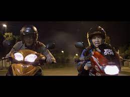 Ia berkisarkan tentang seorang gadis tomboy jelita bernama aminah yang bekerja di bengkel motorsikal bapanya. Minah Moto On Moviebuff Com