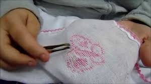 O quadrile modal ou tecido para hardanger e tambem um tecido de 100 algodao com uma trama quadriculada mas cujos fios mestres sao unos e de torcido mais espesso que o quadrile para ponto cruz. Como Bordar Ponto Cruz Direto Na Fralda Priscila Marinho Youtube