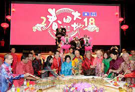 Mengikut kepercayaan masyarakat cina, hutang harus dilangsaikan sebelum malam tahun baru cina supaya si penghutang tidak terbeban dengan hutang sepanjang tahun. Sambutan Tahun Baru Cina 2018