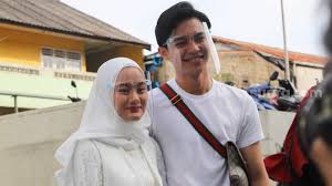 Rey mbayang yang memiliki nama asli reynaldi aditya wisnuh putra atmajaya mbayang, adalah seorang vokalis dari grup musik adam. Dinda Hauw Feels Lucky Married Rey Mbayang