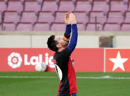 Se desempeñó como delantero o mediocampista ofensivo y destacó por su extraordinaria técnica junto con una amplia visión del juego. Lionel Messi Barcelona Set For Fine After Celebration In Tribute To Diego Maradona The Independent