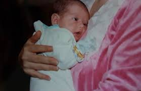 ولدت الجميلة روان بن حسين من اب كويتى وولدتها اردنية الجنسية فى ولدت في 30 ديسمبر 1996 وهى بذلك تحمل الجنسية الكويتية وهى مسلمة ومتزوجة من رجل الاعمال يوسف المقريف الليبى الجنسية وأنجبت منه بنت فقط تدعى لونا انتهى زواجها بالطلاق للاسف. Ø±ÙˆØ§Ù† Ø¨Ù† Ø­Ø³ÙŠÙ† ØªÙ†Ø´Ø± ØµÙˆØ±Ø§ Ù…Ù† Ø·ÙÙˆÙ„ØªÙ‡Ø§ Ù‡Ù„ ØªØ´Ø¨Ù‡Ù‡Ø§ Ø§Ø¨Ù†ØªÙ‡Ø§ Ù„ÙˆÙ†Ø§ Ø¯Ù†ÙŠØ§ Ø§Ù„ÙˆØ·Ù†