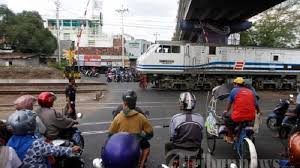 Bila sebelumnya di atas kami sudah menyediakan gambar hewan secara umum, kali ini kami bagikan gambar ikan untuk mewarnai anak anda. Persimpangan Kereta Api Di Solo Sempat Diwarnai Kepadatan Kendaraan Saat Arus Balik Lebaran Tribun Solo