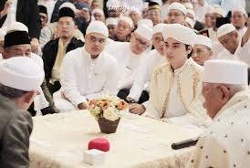 He was born in 1990s, in the middle of millennials generation, and in the year of the rabbit. Ribuan Jamaah Dan Ulama Saksikan Pernikahan Putra Ustadz Arifin Ilham Republika Online
