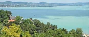 De bijna ideale de reusachtige schoonheid van het balatonmeer en de uiterst gezellige sfeer rond hongarijes. Vakantie Vieren Aan Het Balatonmeer In Hongarije