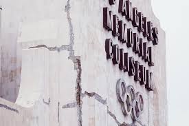 Visible Cracks On The The Los Angeles Memorial Coliseum Following The Northridge Earthquake In 1994 Northridge Earthquake Los Angeles Earthquake
