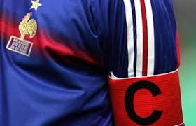 Mis à jour le 10 novembre 2017 à 21h24. Pourquoi Les Capitaines De Football Portent Ils Un Brassard
