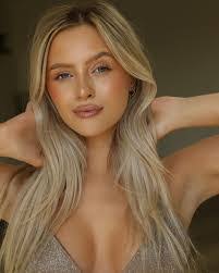 Alexia Woods's Instagram, Twitter & Facebook