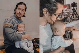 10 Potret Karismatik Edward Akbar Suami Kimberly Ryder Saat Asuh Anak