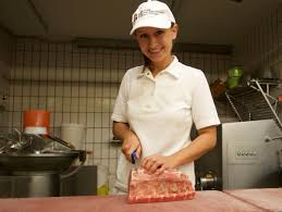 Metzgerin statt BWL: Wieso sich Katrin Gössl für einen Jobwechsel entschied  - DER SPIEGEL