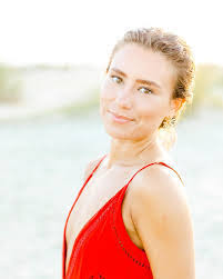 Kelly Rayl's Instagram, Twitter & Facebook