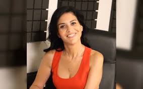 Ünlü oyuncu, hava sıcaklarının artmasıyla birlikte havuza girerek serinlemeye çalıştı. Oya Lale Ozan Orslan Kimdir Esi Kim Kac Yasinda