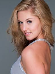 actrices que audicionaron para el papel Glinda. 1. Amanda Seyfriend 2. Dove  Cameron 3. Reneé Rapp 4. Taylor Loudeman.